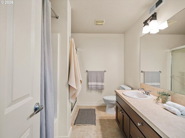6285 Ne CARILLION Dr 104, Hillsboro, OR 97124