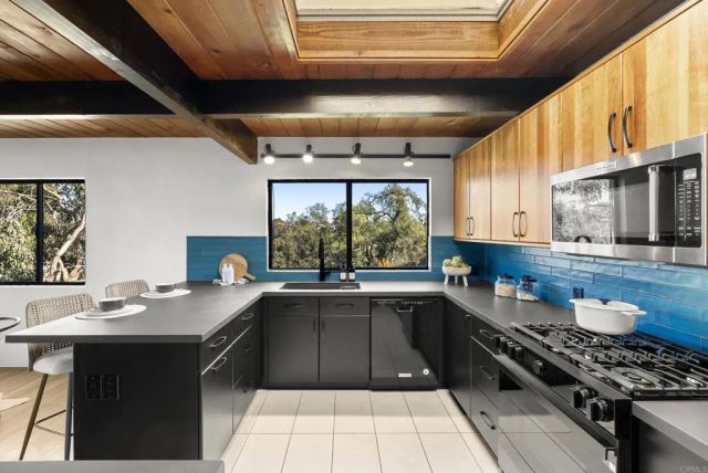 1004 W Walnut Ave., San Diego, CA 92103