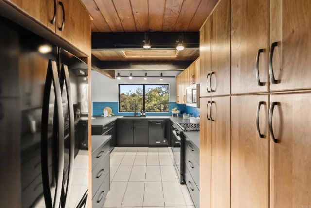 1004 W Walnut Ave., San Diego, CA 92103