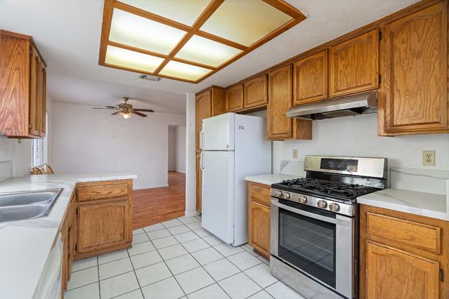 8009 Parkgate Way, Sacramento, CA 95828