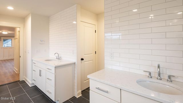 1 Stone Creek Drive, East Greenbush, NY 12061