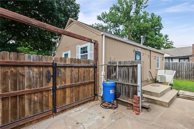 5021 Crest Drive, Kansas City, KS 66106