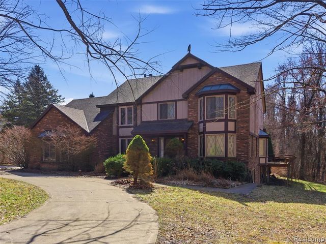 6400 Bridle Lane, Highland, MI 48356