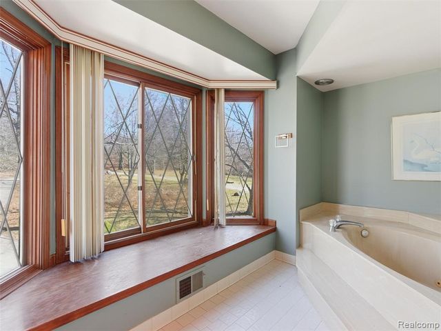 6400 Bridle Lane, Highland, MI 48356