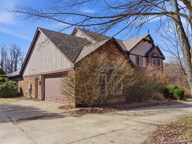 6400 Bridle Lane, Highland, MI 48356