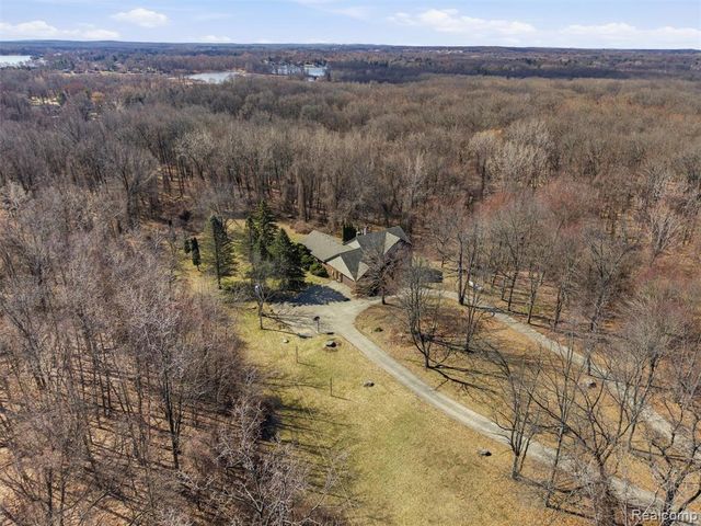 6400 Bridle Lane, Highland, MI 48356