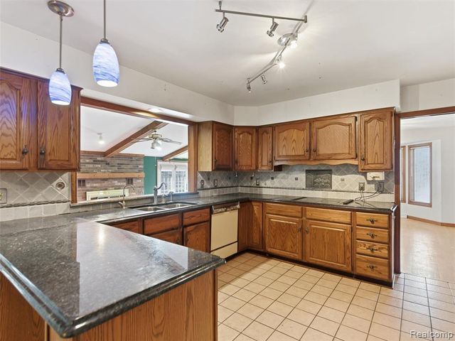 6400 Bridle Lane, Highland, MI 48356