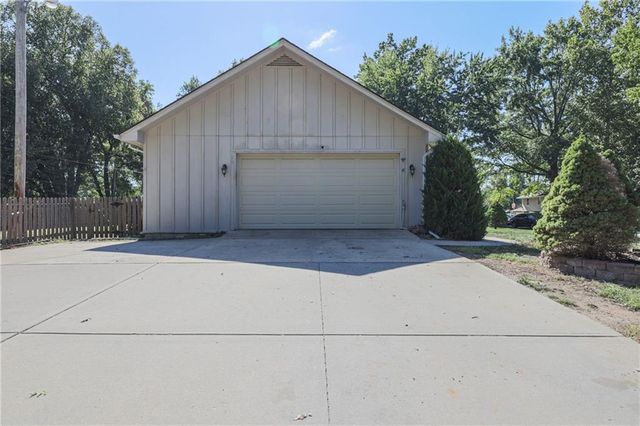 403 Ridgeway Drive, Greenwood, MO 64034