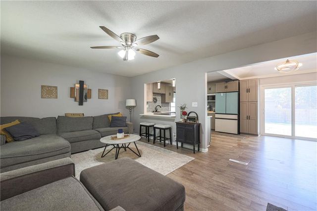 403 Ridgeway Drive, Greenwood, MO 64034