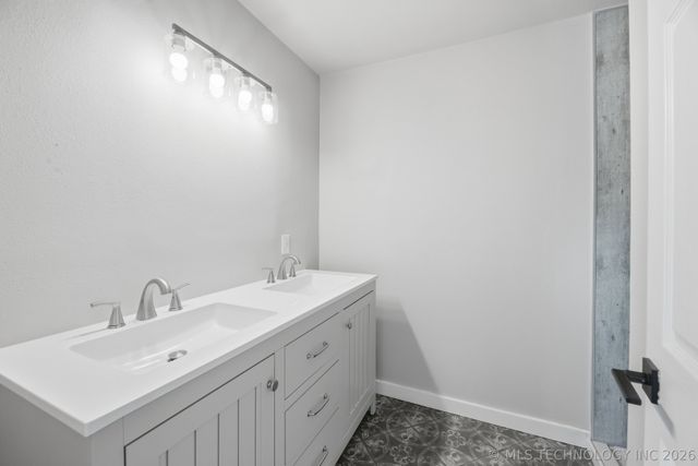 725 N 260 Road, Mounds, OK 74047