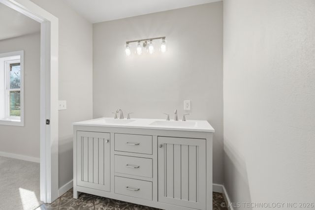 725 N 260 Road, Mounds, OK 74047