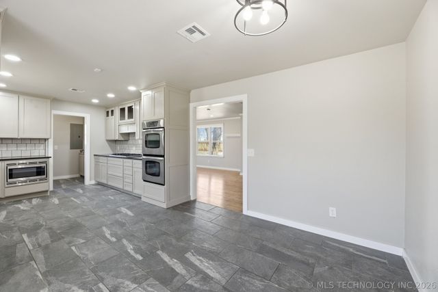 725 N 260 Road, Mounds, OK 74047