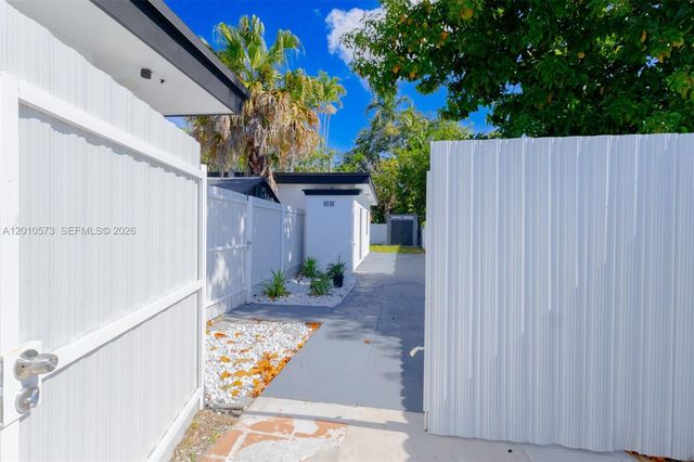 571 NW 152nd St Back, Miami, FL 33169