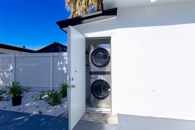571 NW 152nd St Back, Miami, FL 33169