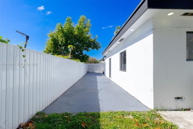 571 NW 152nd St Back, Miami, FL 33169