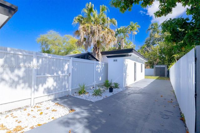 571 NW 152nd St Back, Miami, FL 33169