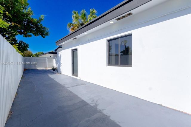 571 NW 152nd St Back, Miami, FL 33169