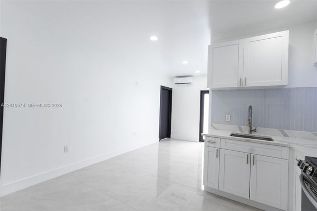 571 NW 152nd St Back, Miami, FL 33169