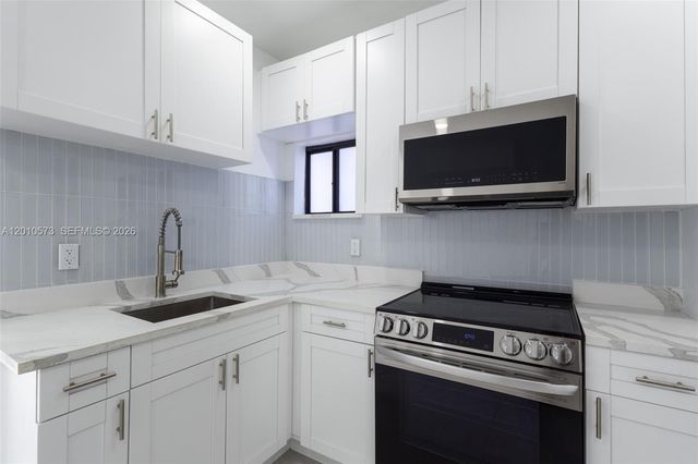 571 NW 152nd St Back, Miami, FL 33169