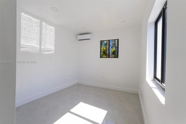 571 NW 152nd St Back, Miami, FL 33169
