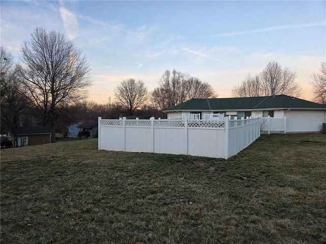 2428 Little Blue Court, Liberty, MO 64068