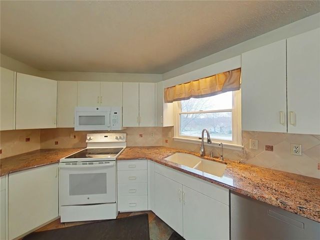 2428 Little Blue Court, Liberty, MO 64068