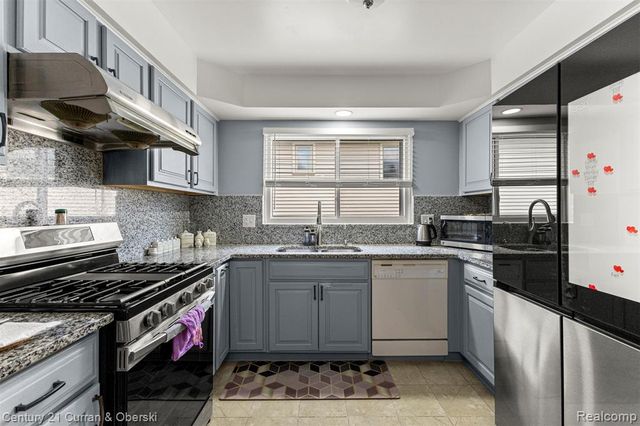 45561 Edgewood Court, Canton, MI 48187