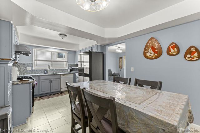 45561 Edgewood Court, Canton, MI 48187