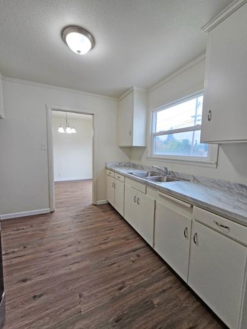 216 E Ashlan Avenue, Fresno, CA 93704