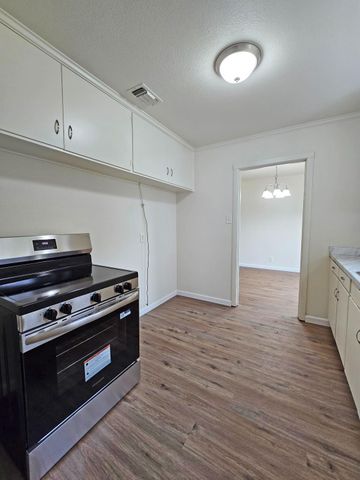 216 E Ashlan Avenue, Fresno, CA 93704