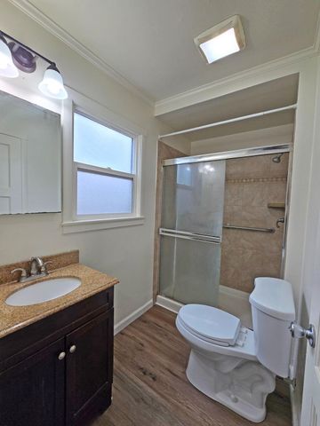 216 E Ashlan Avenue, Fresno, CA 93704