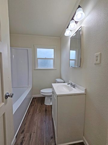 216 E Ashlan Avenue, Fresno, CA 93704