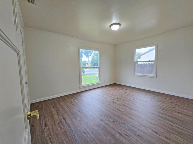 216 E Ashlan Avenue, Fresno, CA 93704