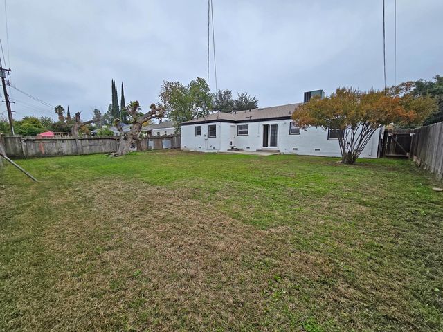 216 E Ashlan Avenue, Fresno, CA 93704