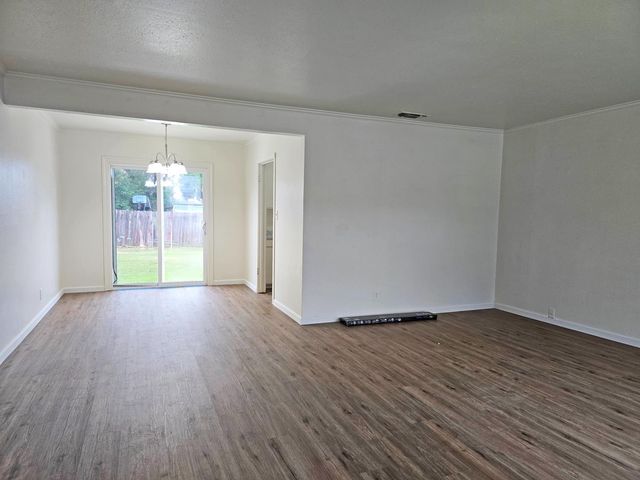 216 E Ashlan Avenue, Fresno, CA 93704