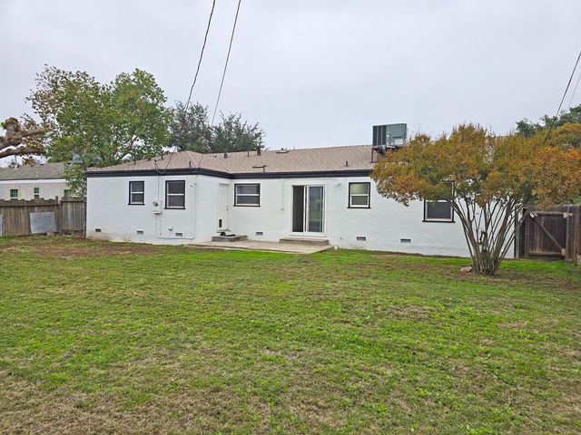 216 E Ashlan Avenue, Fresno, CA 93704