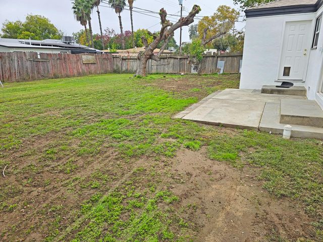 216 E Ashlan Avenue, Fresno, CA 93704