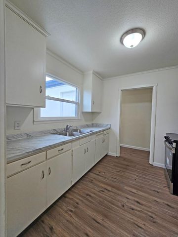 216 E Ashlan Avenue, Fresno, CA 93704