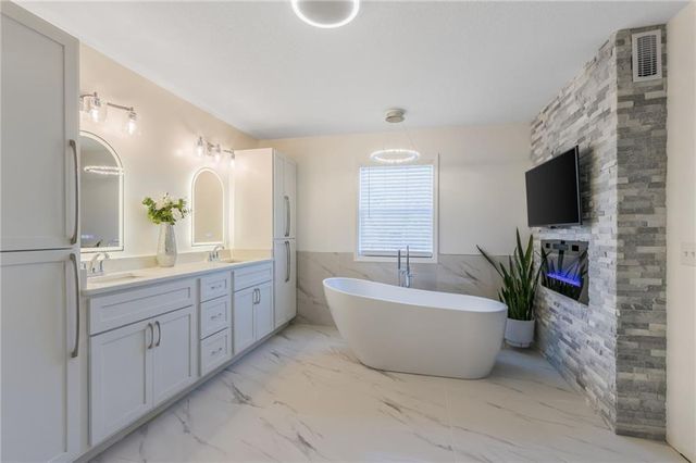 8718 Ridgeway Court, Kansas City, MO 64138