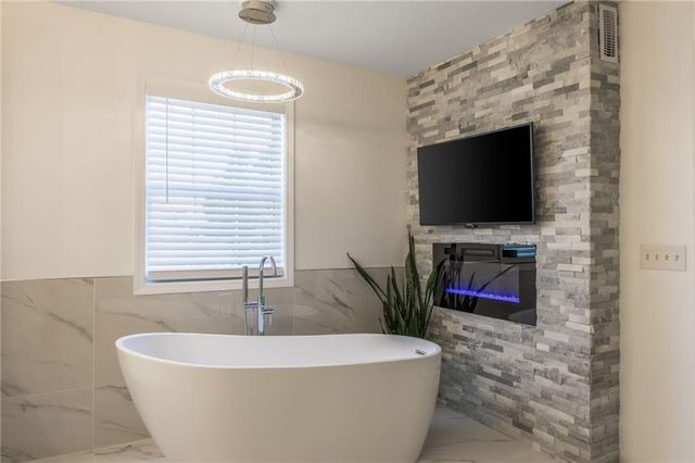 8718 Ridgeway Court, Kansas City, MO 64138