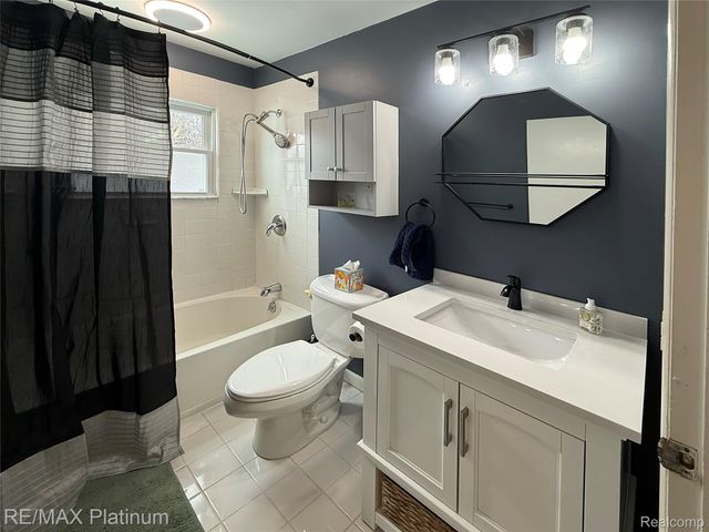 4975 Comstock Street, Commerce Charter Township, MI 48382