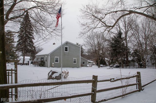 4975 Comstock Street, Commerce Charter Township, MI 48382