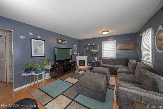 4975 Comstock Street, Commerce Charter Township, MI 48382