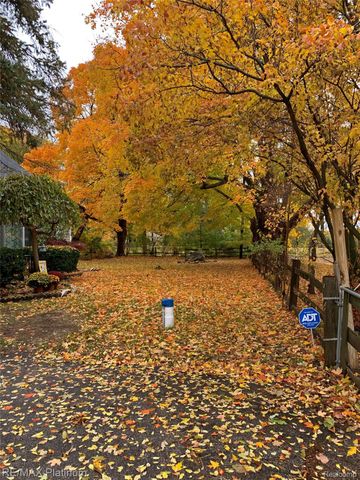 4975 Comstock Street, Commerce Charter Township, MI 48382