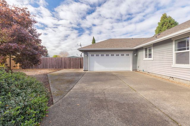 930 Schaefers Lane, Grants Pass, OR 97526