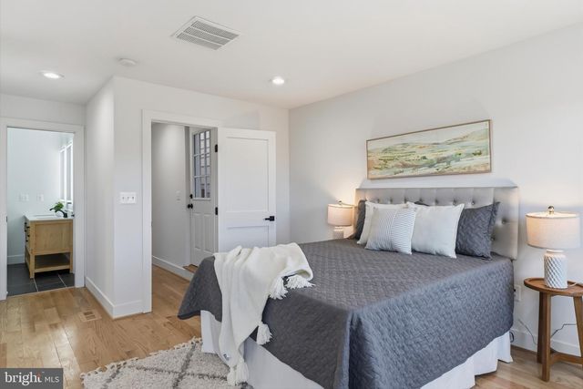 3921 ROLAND AVE, Baltimore, MD 21211