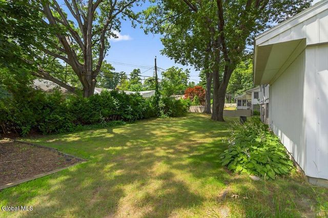 4 Iroquois Drive, Saratoga Springs, NY 12866