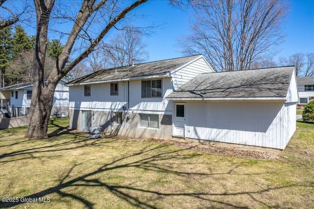 4 Iroquois Drive, Saratoga Springs, NY 12866