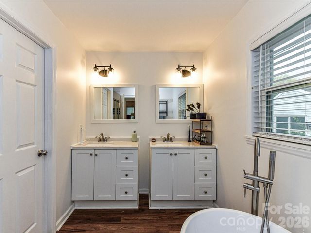 1240 Skyview Road, Charlotte, NC 28208