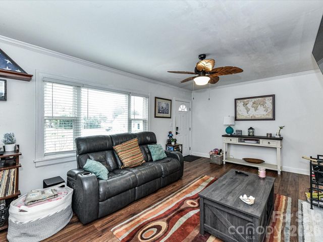 1240 Skyview Road, Charlotte, NC 28208